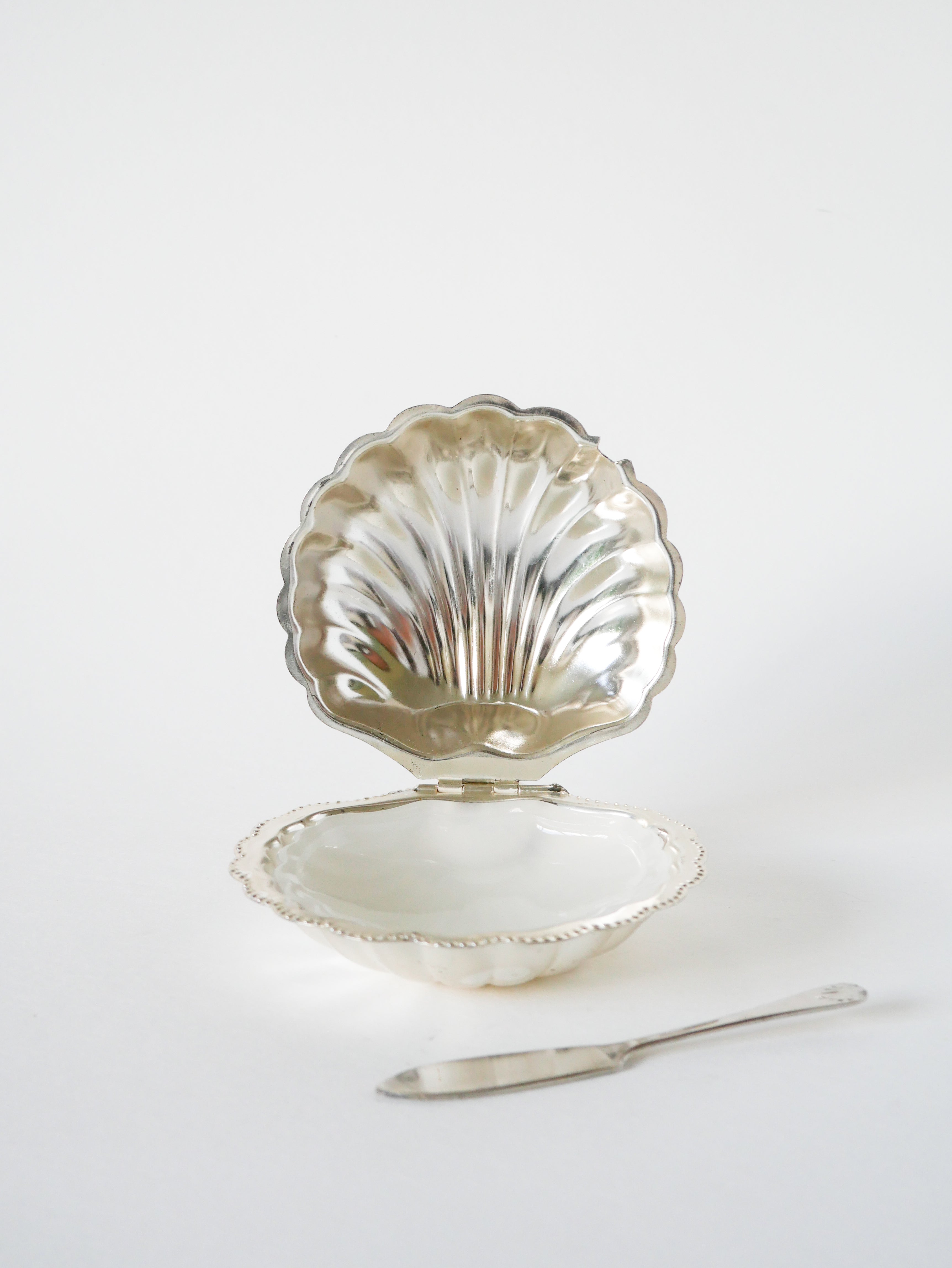 Beurrier Coquillage En Inox Et Verre Blanc - Avec Couteau - 1970