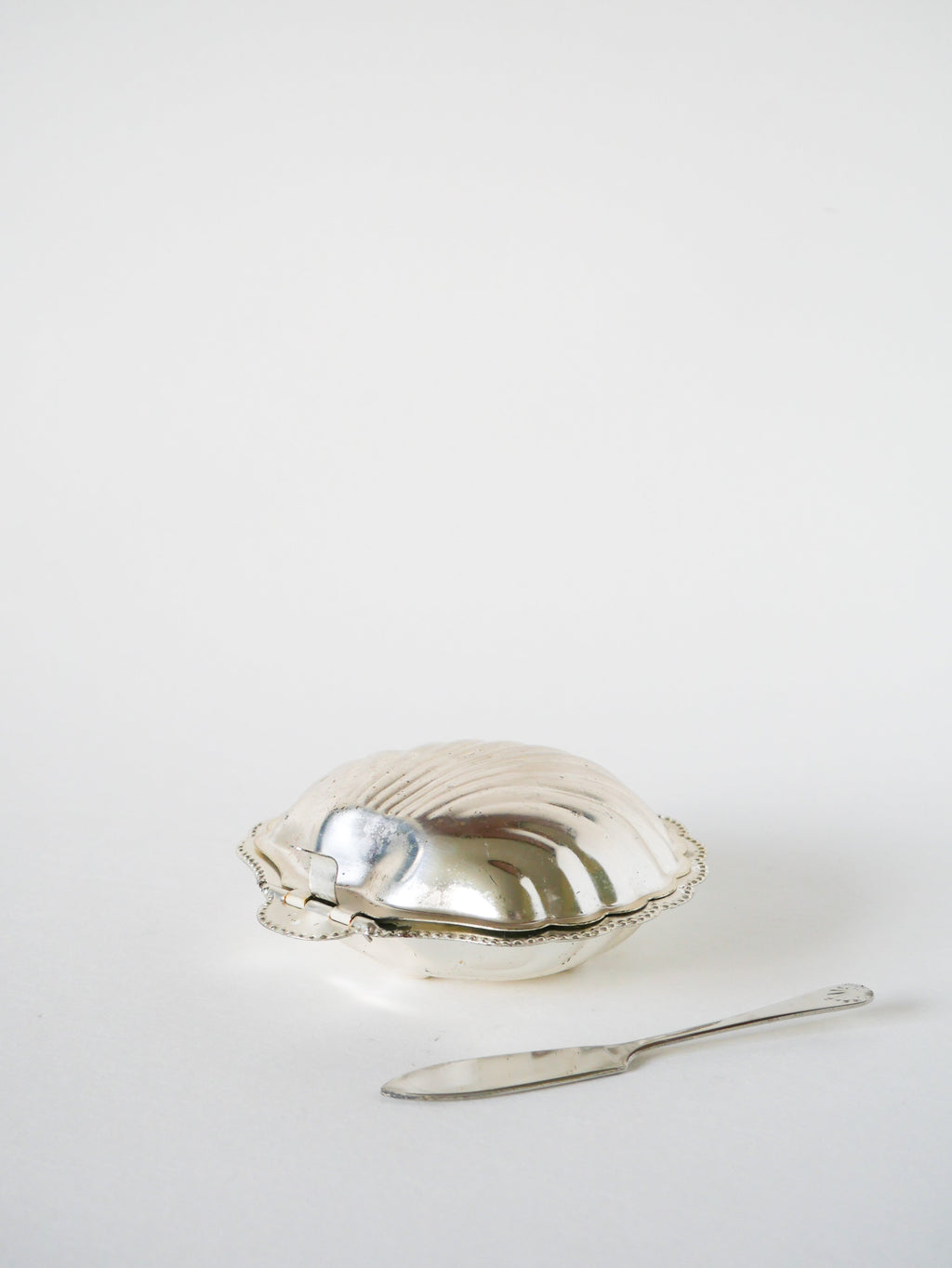 Beurrier Coquillage En Inox Et Verre Blanc - Avec Couteau - 1970