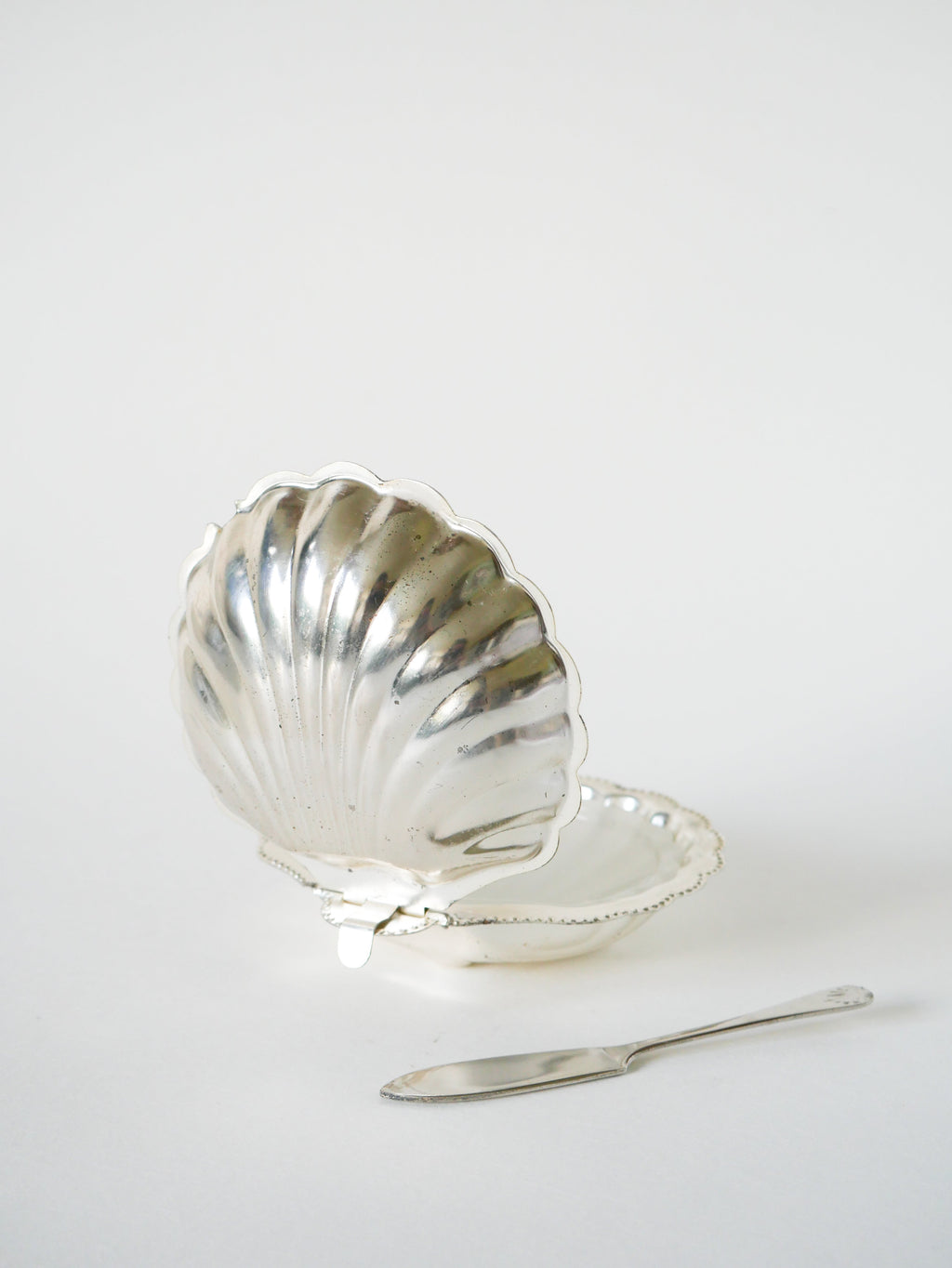 Beurrier Coquillage En Inox Et Verre Blanc - Avec Couteau - 1970