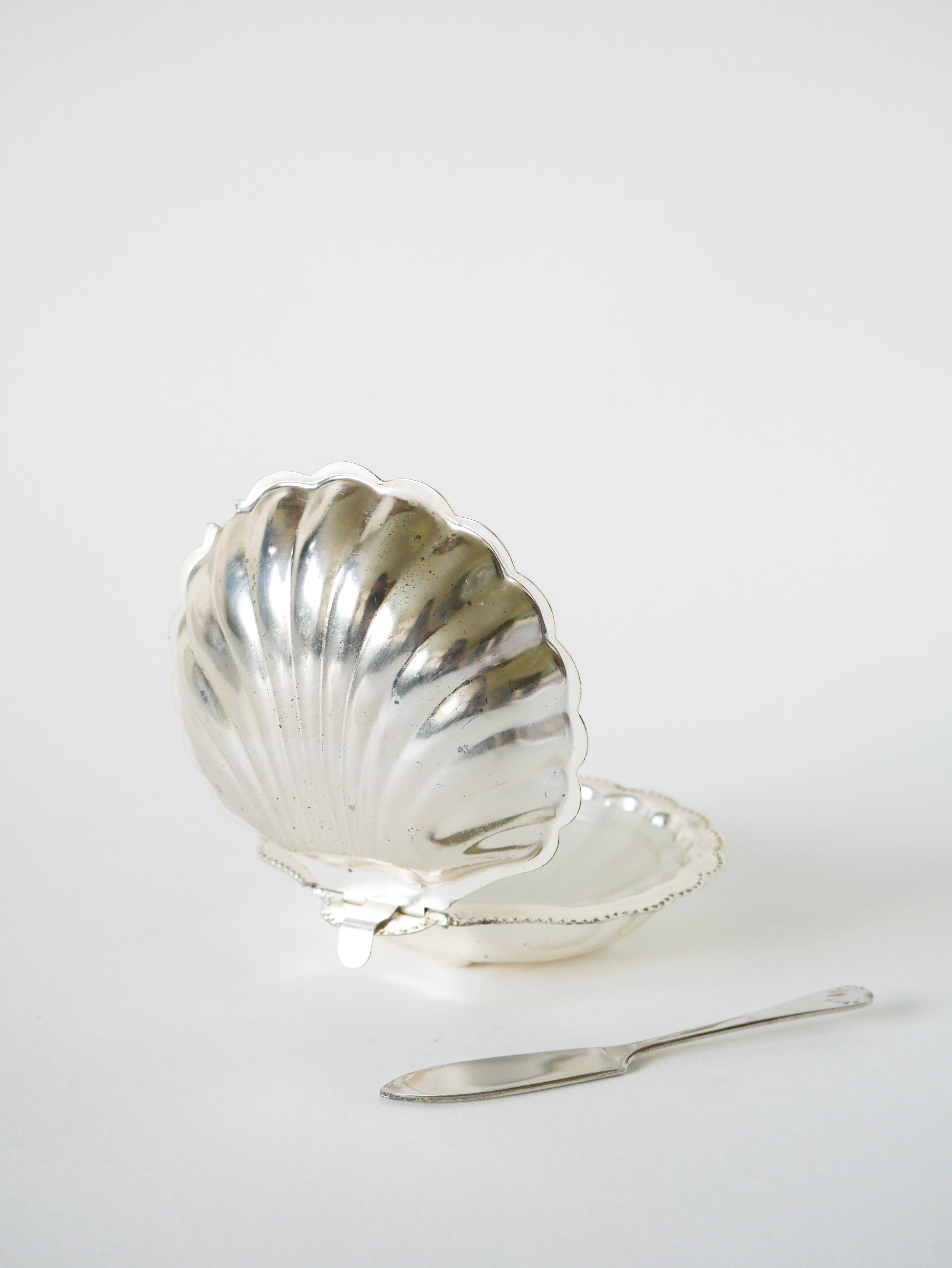 Beurrier Coquillage En Inox Et Verre Blanc - Avec Couteau - 1970