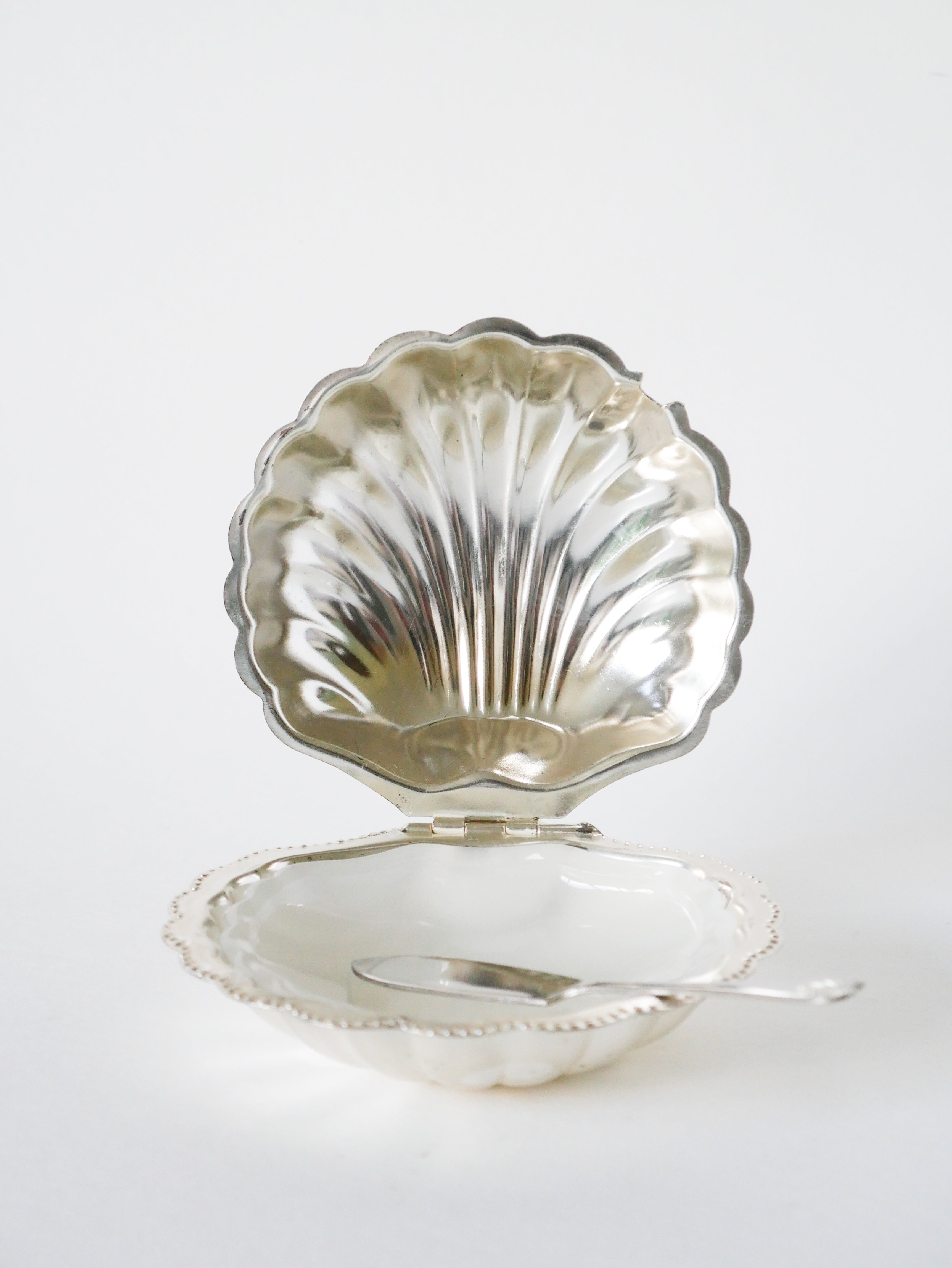Beurrier Coquillage En Inox Et Verre Blanc - Avec Couteau - 1970