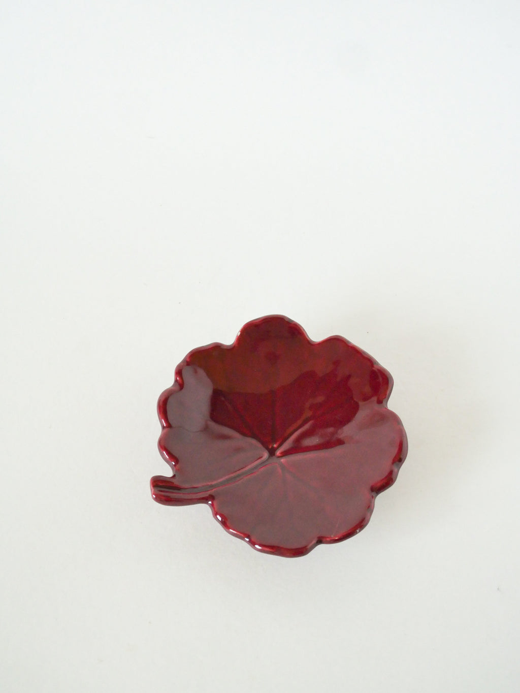 Vide-Poche Feuille En Barbotine, Bordeaux, 1970 - 14 X 14 Cm
