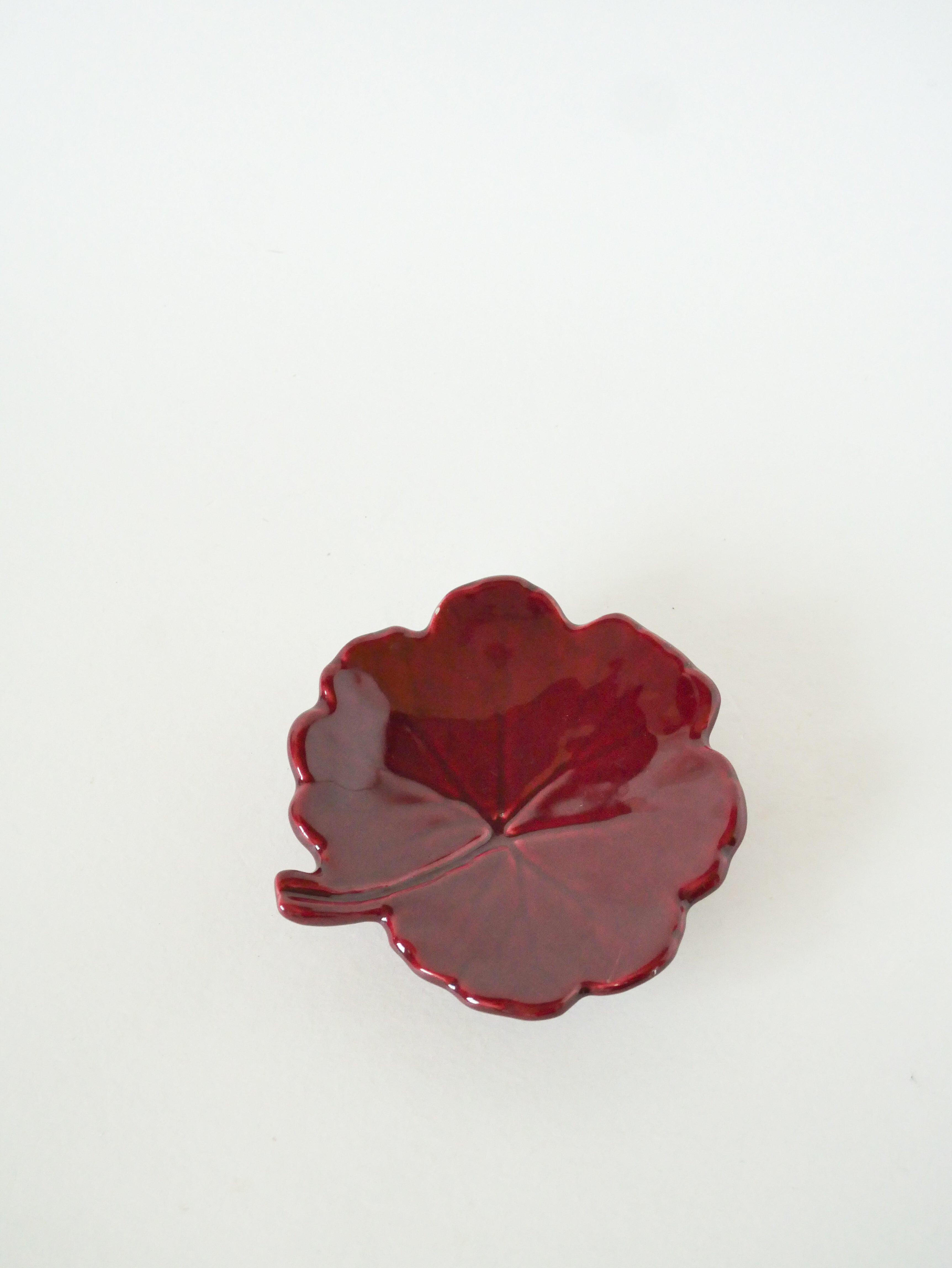 Vide-Poche Feuille En Barbotine, Bordeaux, 1970 - 14 X 14 Cm
