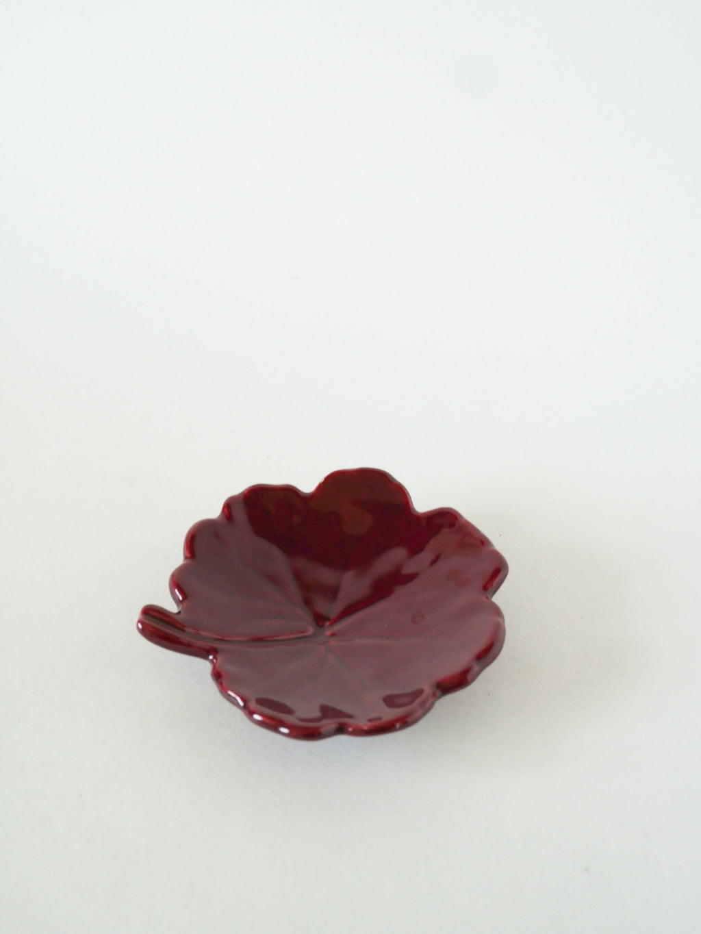 Vide-Poche Feuille En Barbotine, Bordeaux, 1970 - 14 X 14 Cm