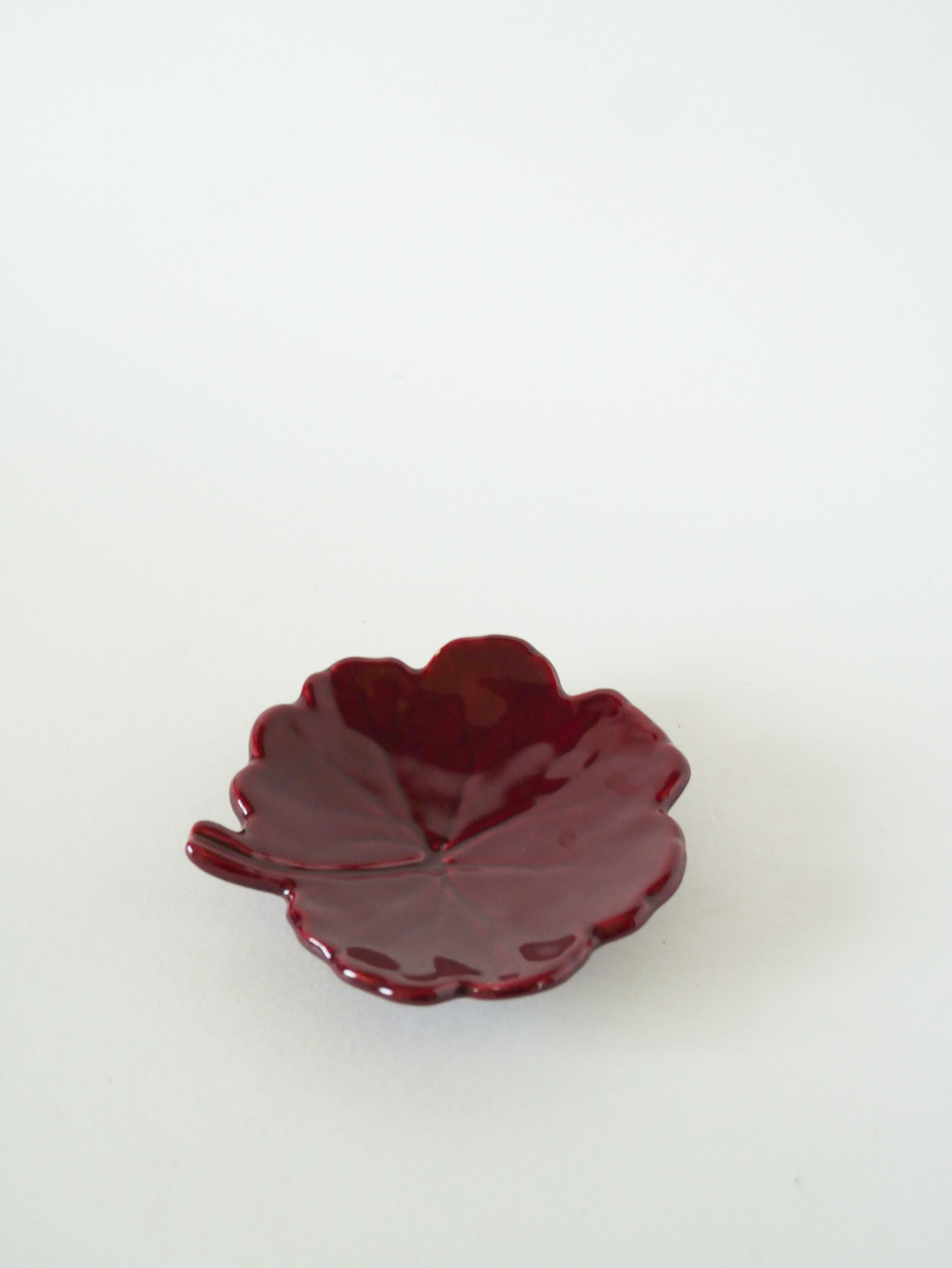 Vide-Poche Feuille En Barbotine, Bordeaux, 1970 - 14 X 14 Cm