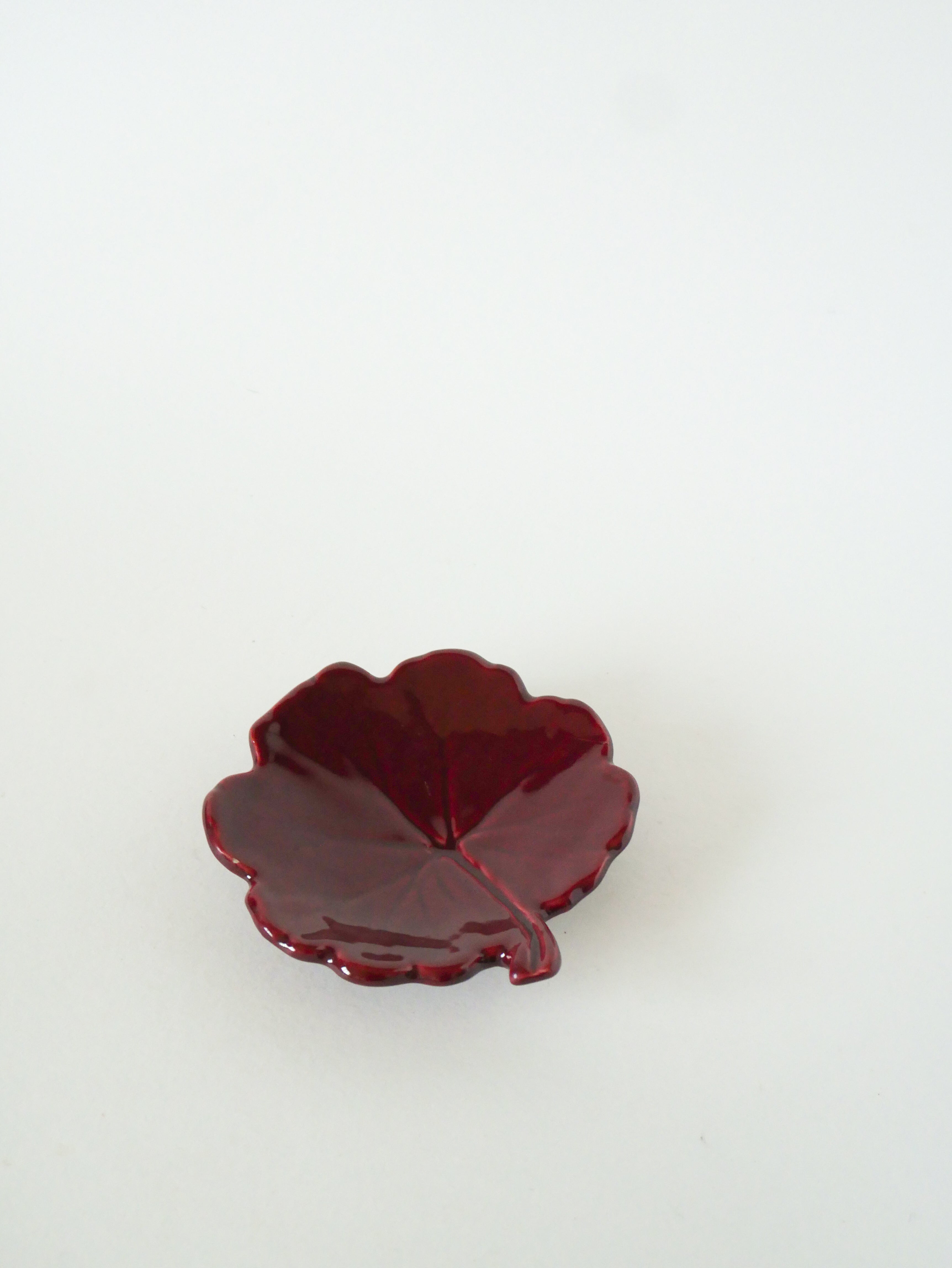 Vide-Poche Feuille En Barbotine, Bordeaux, 1970 - 14 X 14 Cm