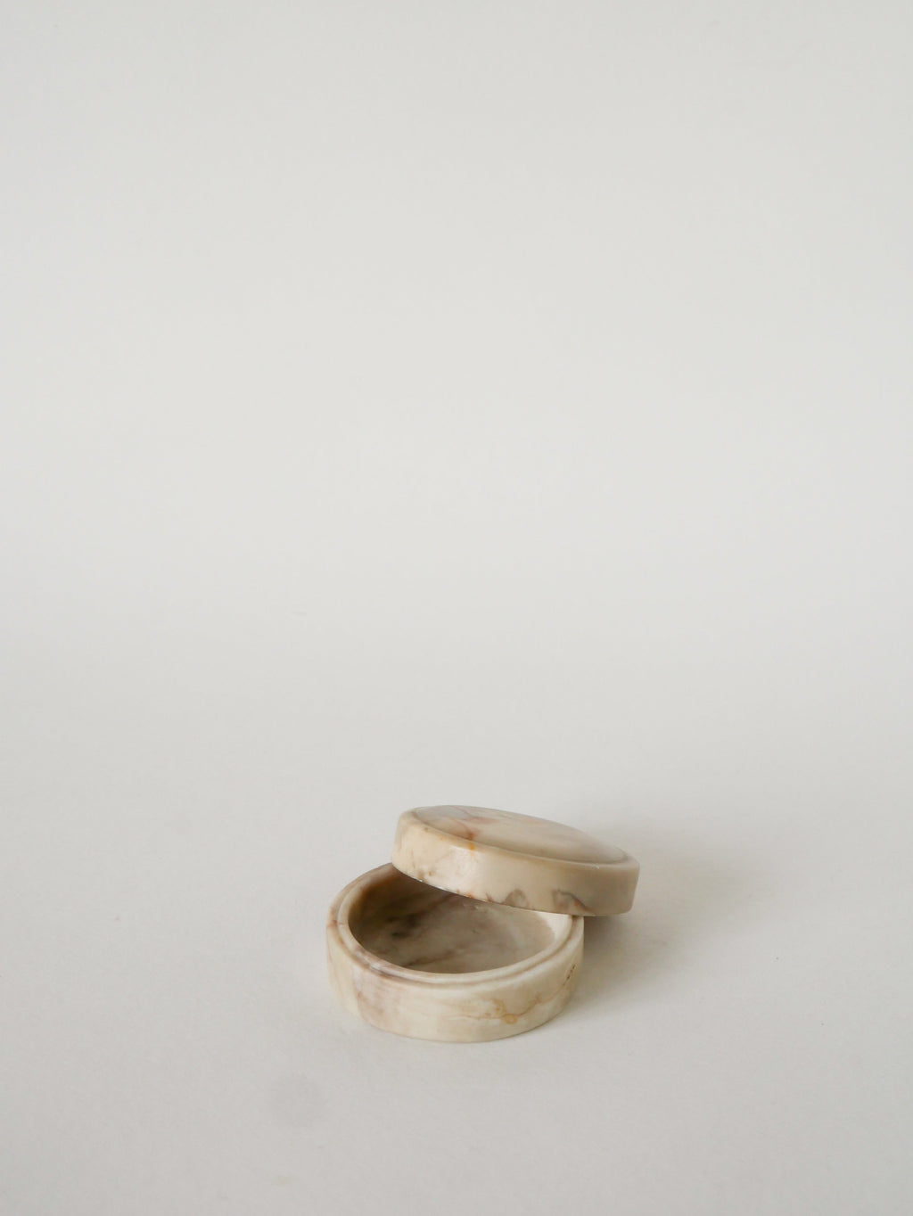 Petite Boîte En Albâtre, Forme Ronde, Beige, Design, 1970 - 7 Cm