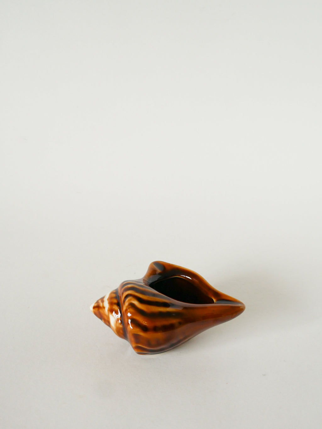 Vide-Poche Coquillage En Barbotine, Marron Clair, 1970 - 15 X 10 Cm