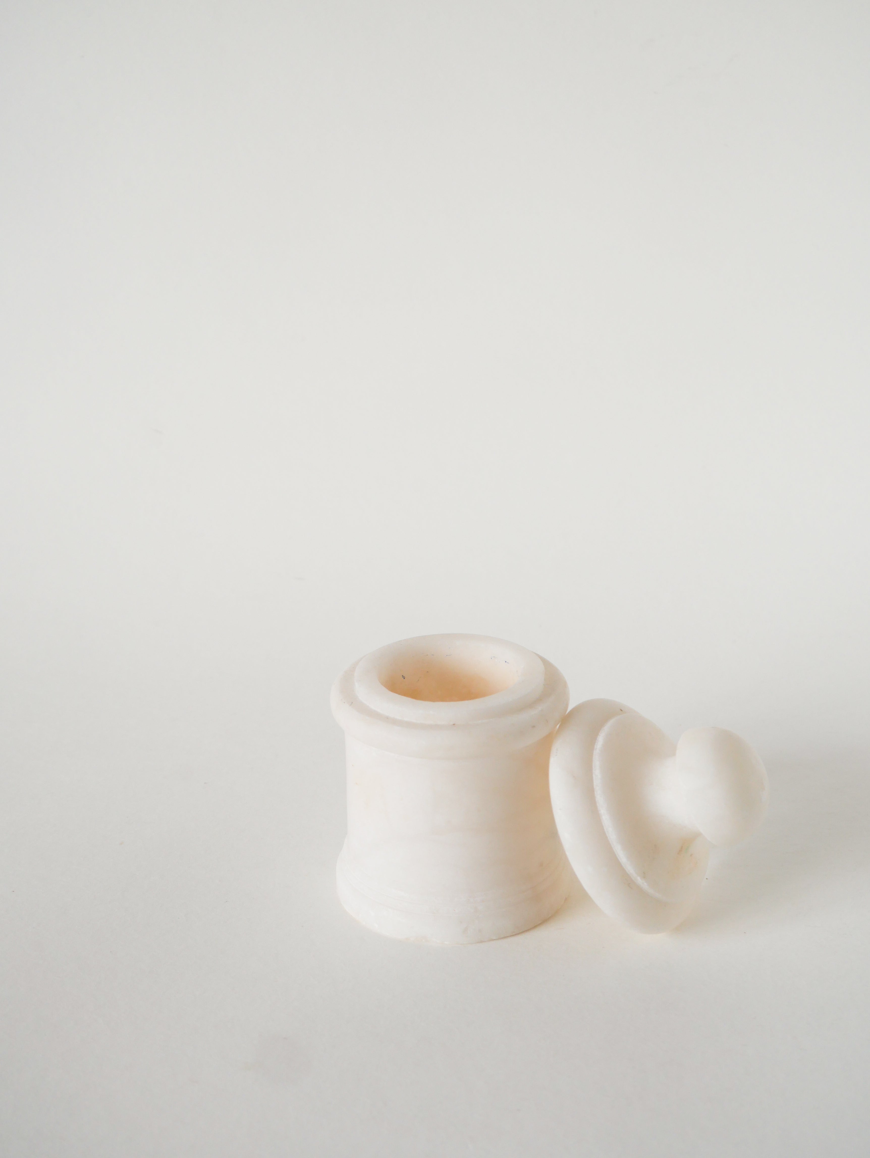 Boîte En Albâtre, Forme Ronde, Blanc, Design, 1970 - 13 X 8 Cm
