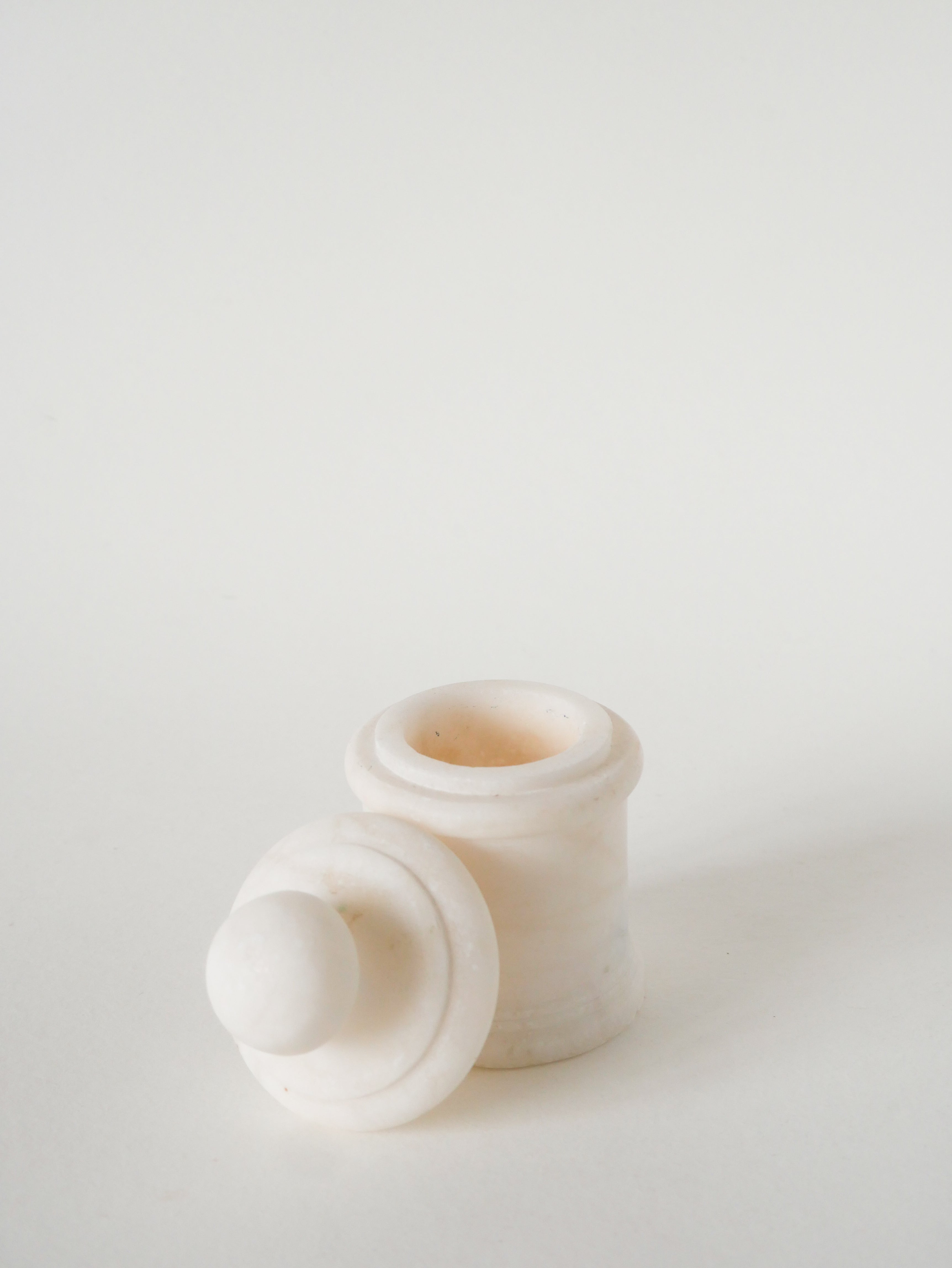 Boîte En Albâtre, Forme Ronde, Blanc, Design, 1970 - 13 X 8 Cm