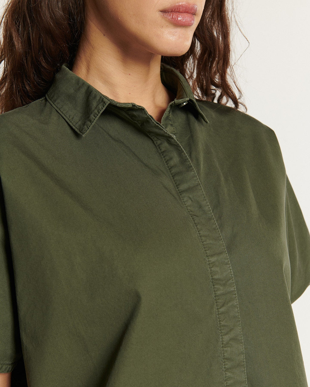 Pantalon khaki en popeline légère, coupe droite et ajustée, offrant confort et finesse grâce à sa matière en coton doux adaptée à toutes les morphologies féminines.