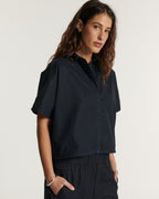 Jean femme en popeline de coton bleu marine avec coupe droite et confortable, adapté à toutes les morphologies pour un look estival élégant.