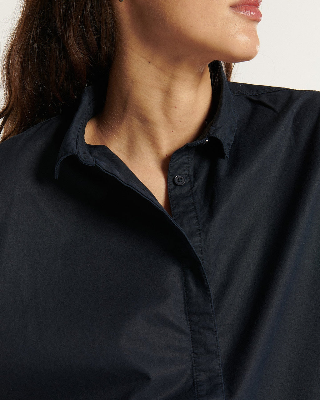 Jean femme en popeline bleu marine, tissu léger 100% coton, coupe droite ajustée pour s’adapter à toutes les morphologies avec un style élégant et confortable.