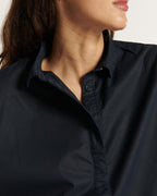 Jean femme en popeline bleu marine, tissu léger 100% coton, coupe droite ajustée pour s’adapter à toutes les morphologies avec un style élégant et confortable.