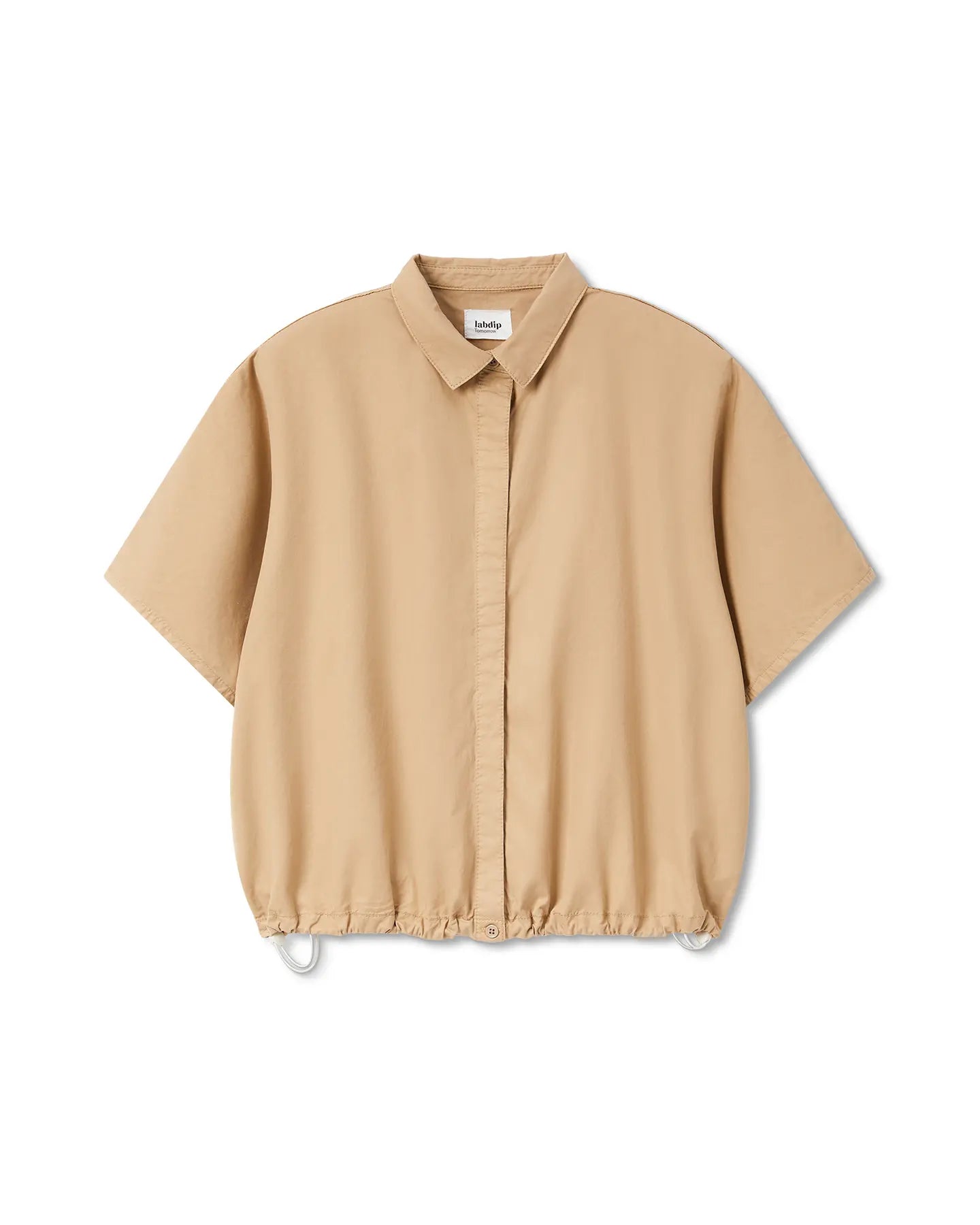 Chemisier court en popeline couleur praline, en coton léger avec col classique et base ajustable par cordon, style décontracté et confortable pour femme.