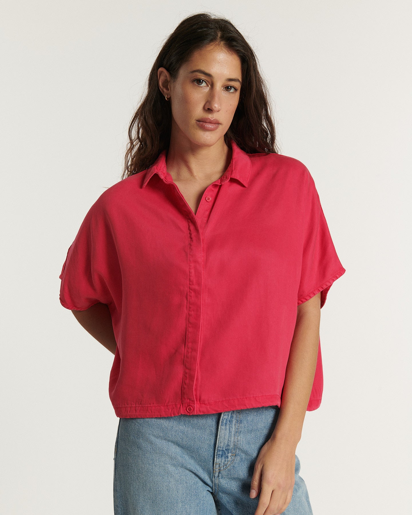 Jean femme en denim bleu clair 100 % coton avec coupe droite classique qui s’adapte à toutes les morphologies pour un confort optimal.