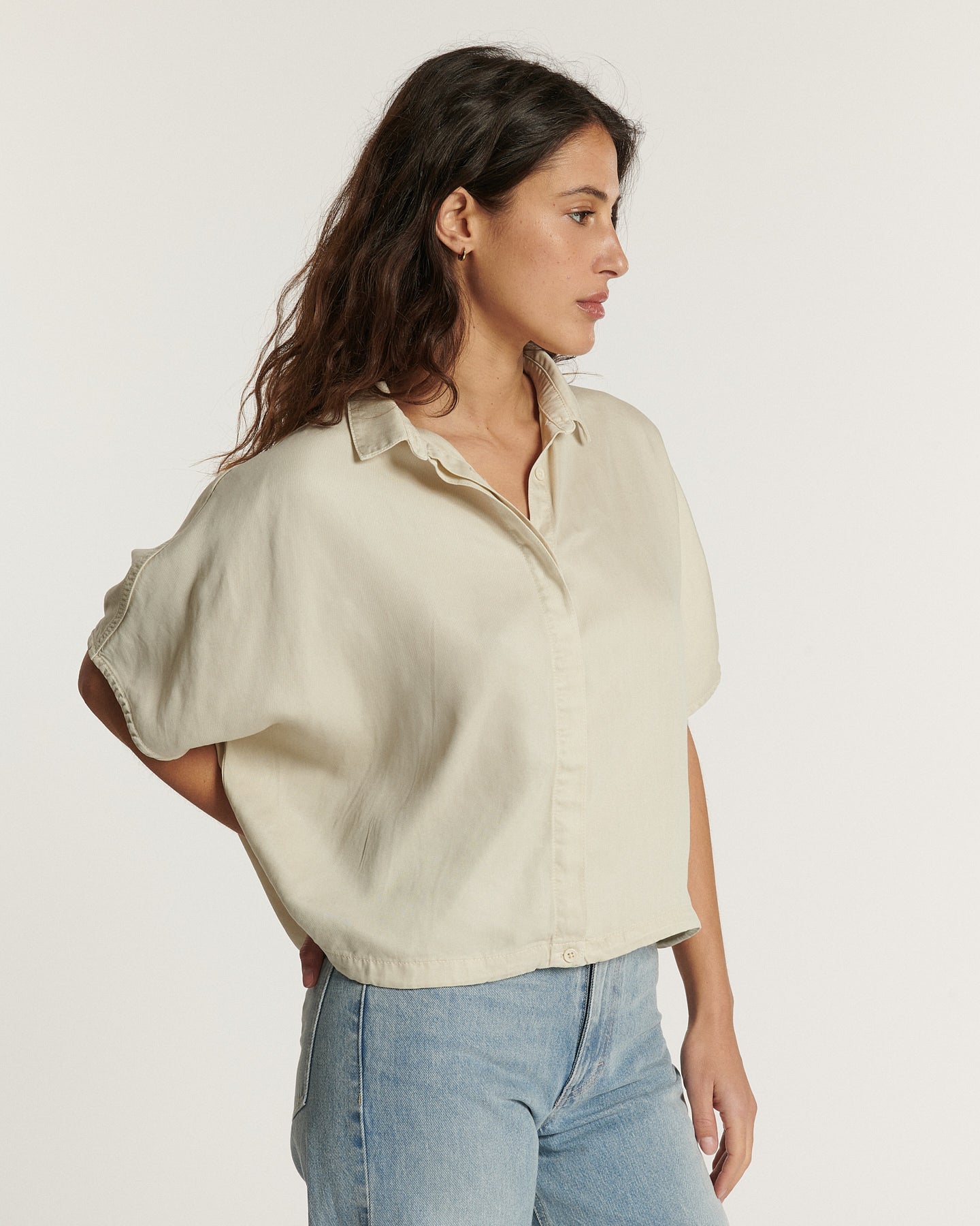 Jean femme en denim bleu clair, coupe droite ajustée, matière en coton douce et légère, offrant un tombé naturel et confortable qui s'adapte à toutes les morphologies.