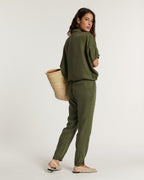 Pantalon femme kaki en tissu Tencel fluide, coupe droite ajustée, idéal pour l'été avec un tombé confortable et élégant.