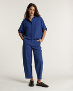 Jean pour femme en Tencel bleu outremer, coupe droite légèrement large, matière fluide et confortable idéale pour l’été.