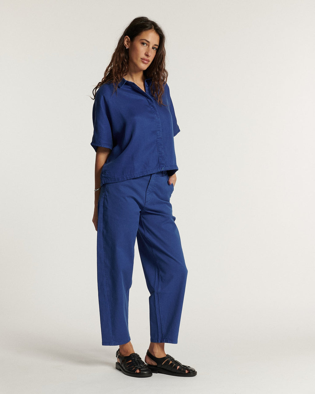 Jean femme en tencel bleu outremer, coupe droite légèrement ample, matière fluide et confortable adaptée à toutes les morphologies.