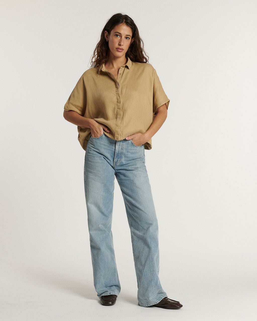 Jean pour femme en denim bleu clair, coupe droite et fluide, matière douce avec une légère texture naturelle, adapté à toutes les morphologies.