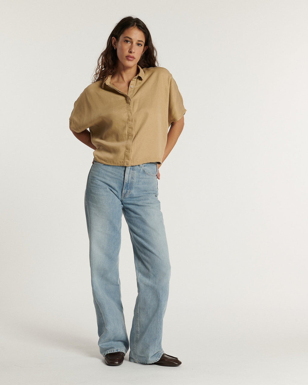 Jean flare en denim bleu clair, coupe ample et confortable, matière douce adaptée à toutes les morphologies féminines pour un style décontracté et estival.