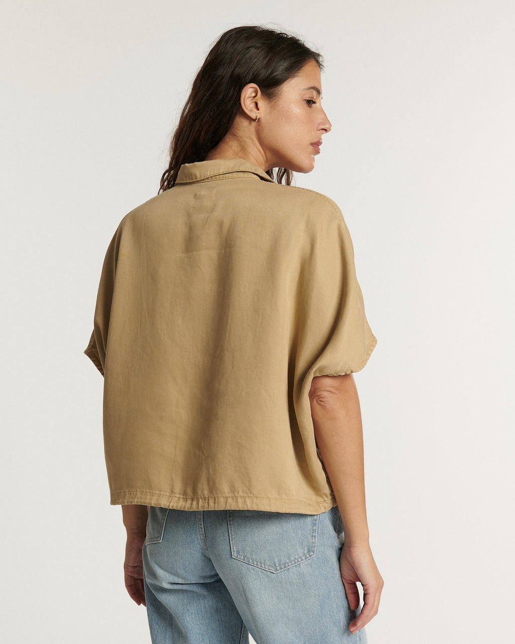 Jean femme en denim bleu clair, coupe droite et confortable, en matière légère et souple idéale pour l'été, s'adaptant à toutes les morphologies.
