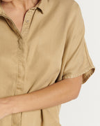 Jean pour femme en matière tencel couleur praline, coupe droite légèrement ajustée, offrant un fit confortable et élégant adapté à toutes les morphologies.
