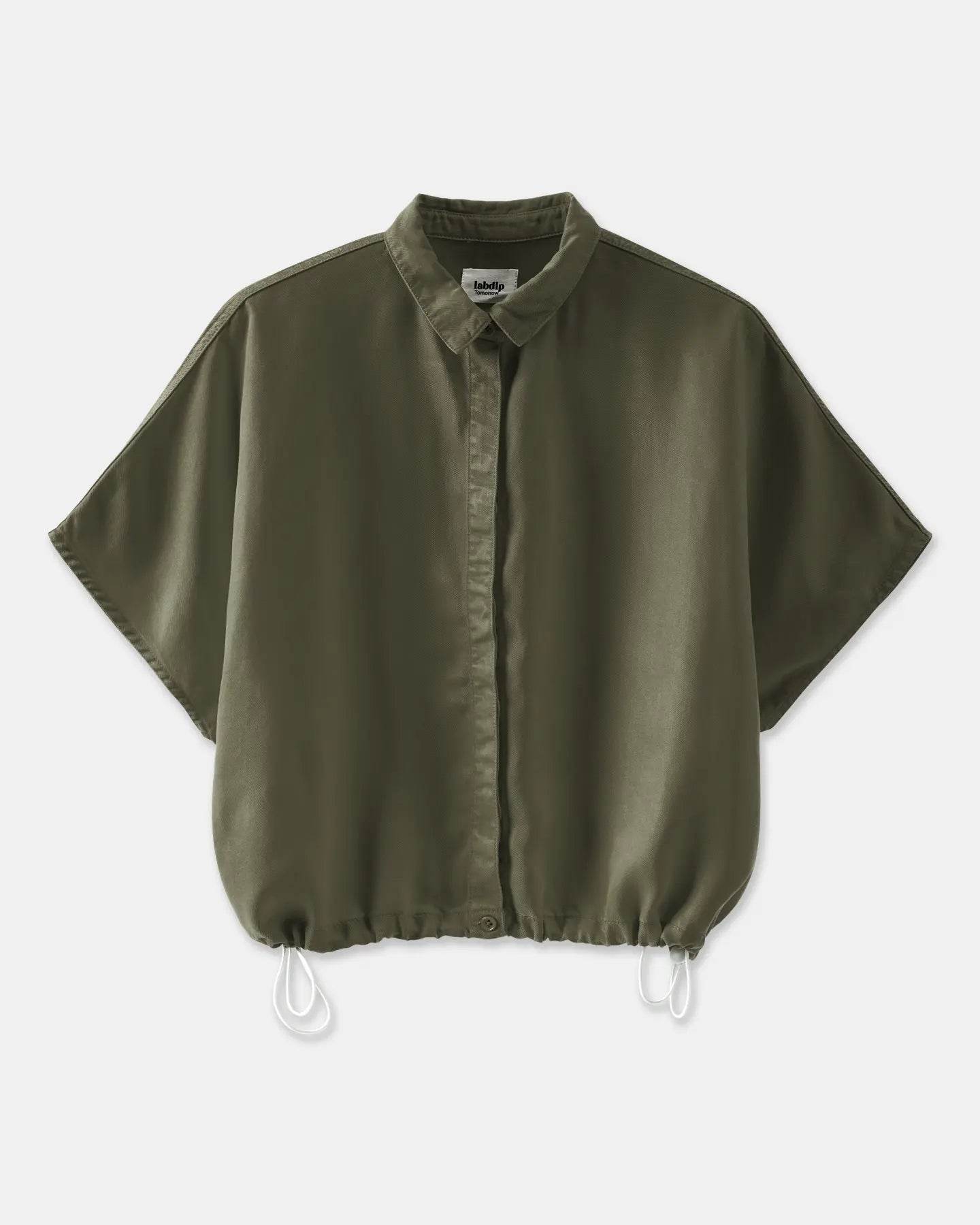 Chemisier femme en tissu kaki fluide avec col classique, manches courtes larges et bas ajustable par cordon, offrant un style décontracté et moderne.