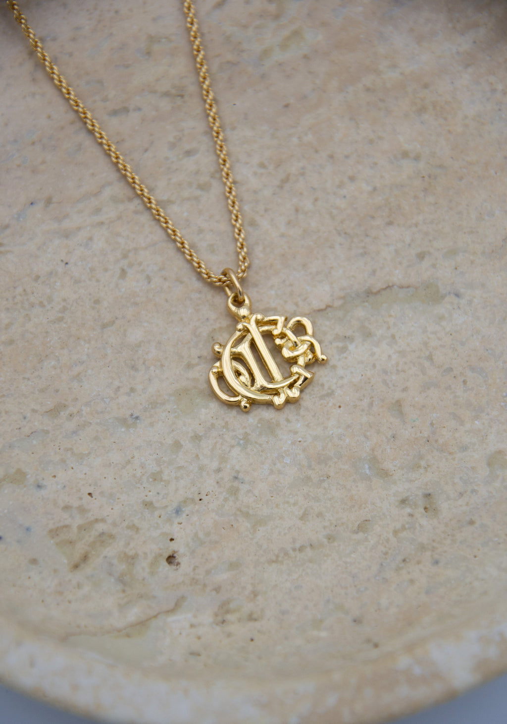 Christian Dior Collier Vintage 1980S – Pendentif Lettres Gothiques
