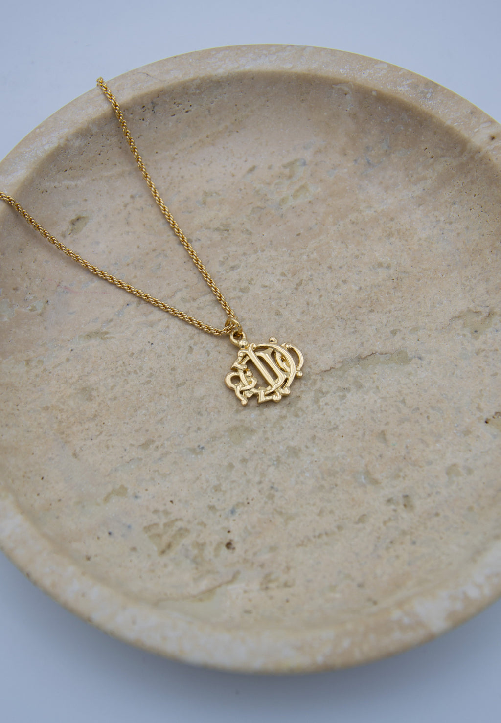 Christian Dior Collier Vintage 1980S – Pendentif Lettres Gothiques