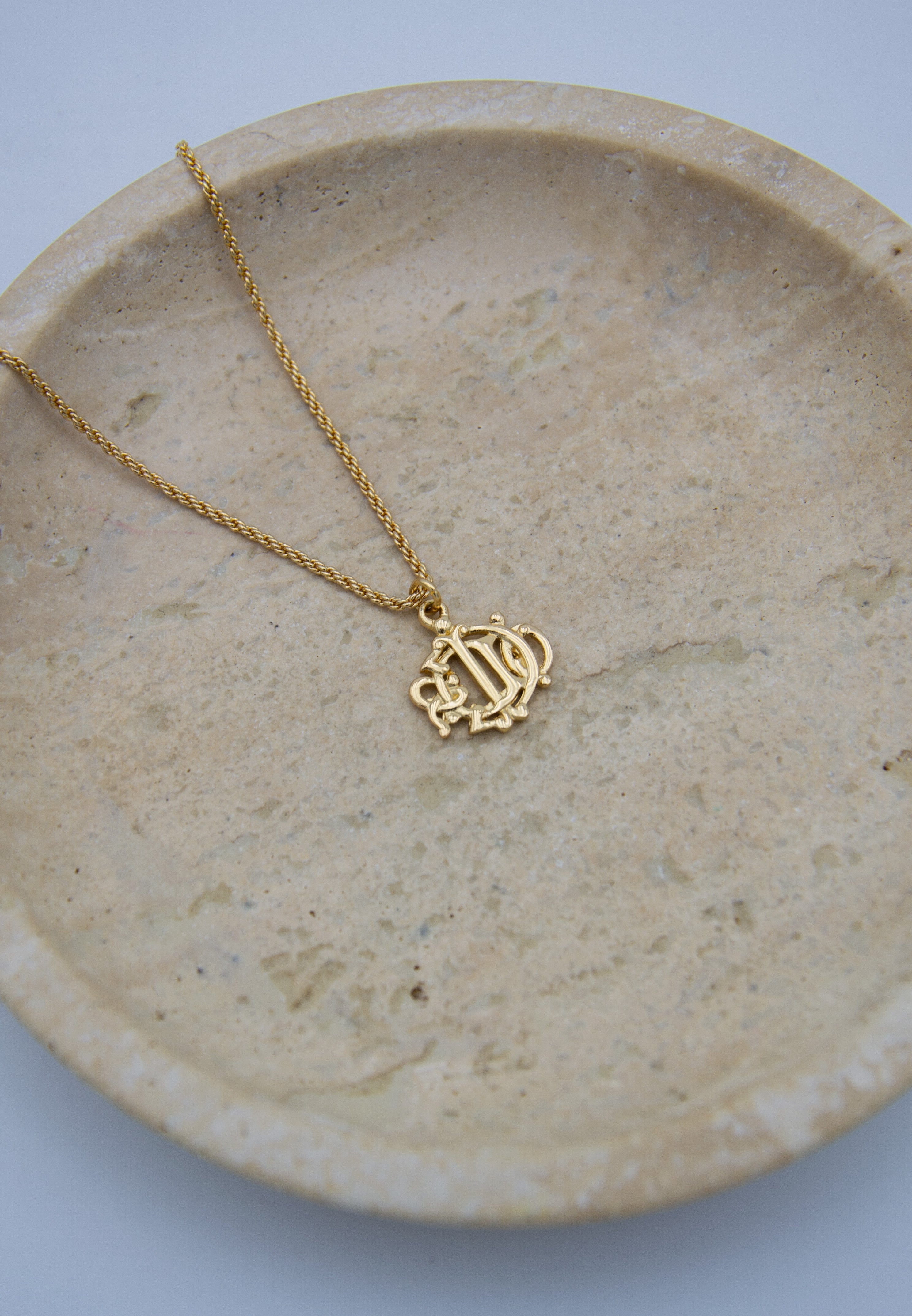 Christian Dior Collier Vintage 1980S – Pendentif Lettres Gothiques