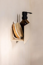 Duschablage SHEA mit einem Seifenspender und einer Bürste an der Wand montiert im Badezimmer