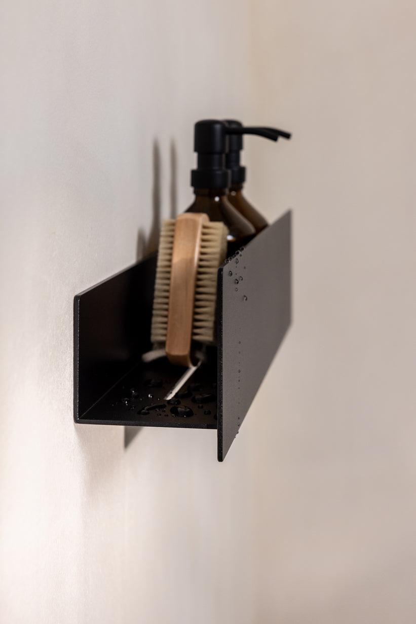 Duschablage SHEA in modernem Design mit Shampoo und Bürste, ideal für die Dusche oder das Bad.