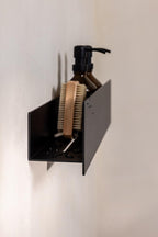Duschablage SHEA in modernem Design mit Shampoo und Bürste, ideal für die Dusche oder das Bad.