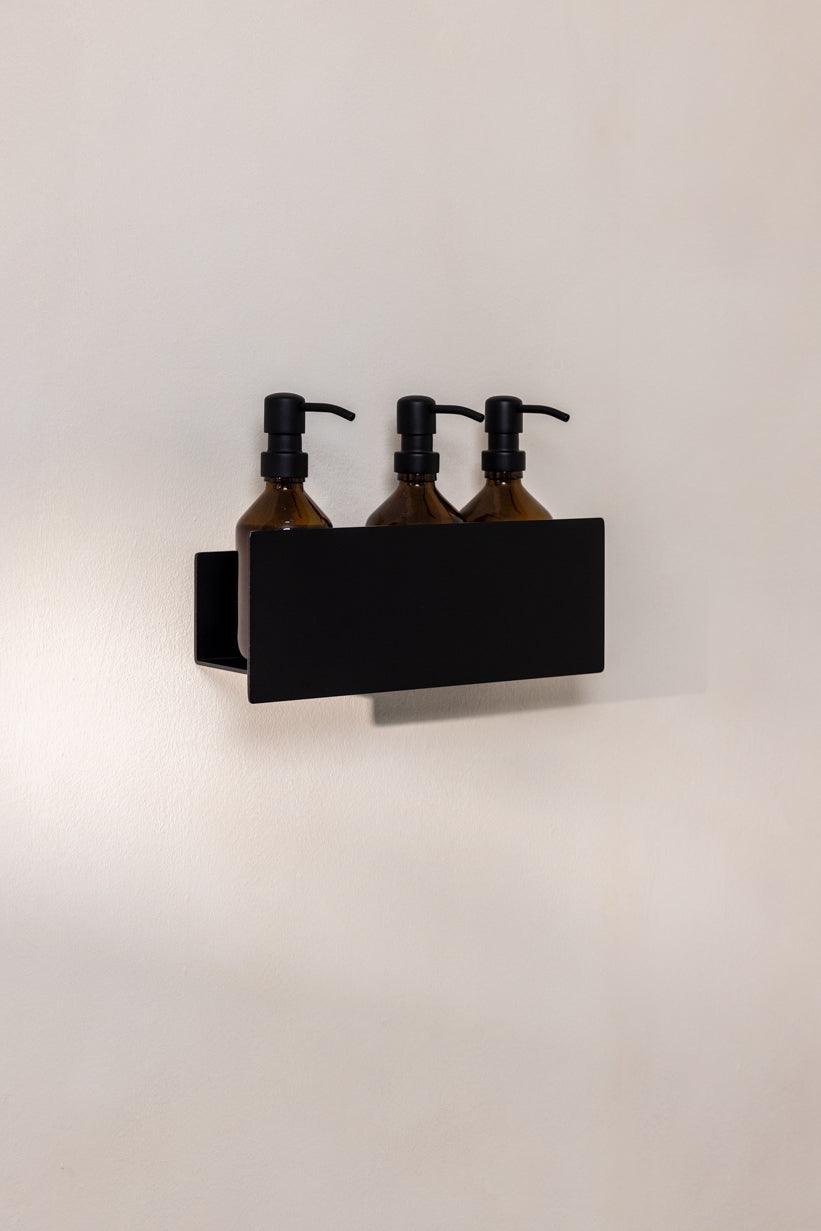 Duschablage SHEA mit drei braunen Flaschen für Duschgel und Shampoo, ideal für ein stilvolles Badezimmerelement.