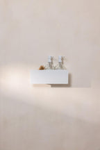 Duschablage SHEA aus Aluminium mit zwei transparenten Flaschen auf einer Wand, modernes und stilvolles Design.
