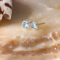 Boucles D'Oreilles "Popi Coussin Topaze Bleue" Diamant: 0,07/32 + Topaze 0,6/2 - Or Blanc