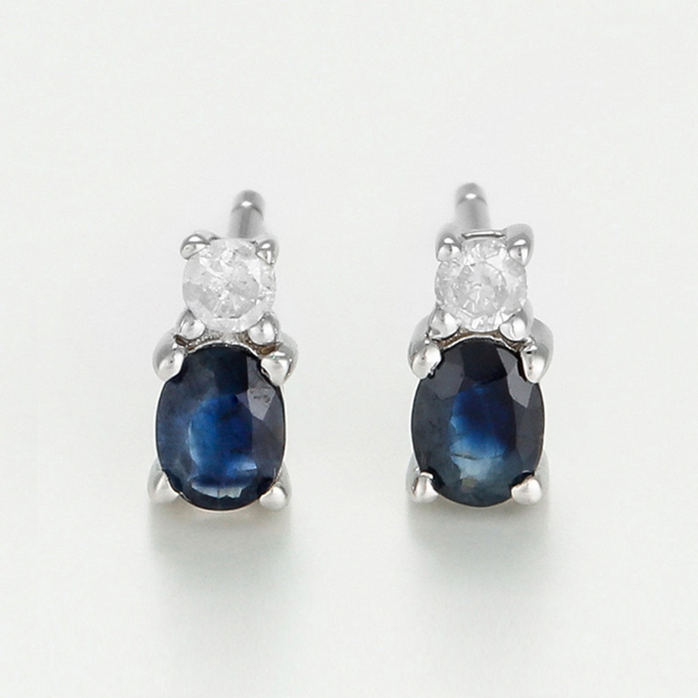 Boucles D'Oreilles "Croisières" D0,08/2 ; Saphir 0,5/2 - Or Blanc 375/1000