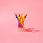 Stylos feutres fluo OMY sur fond rose – Accessoires de coloriage 