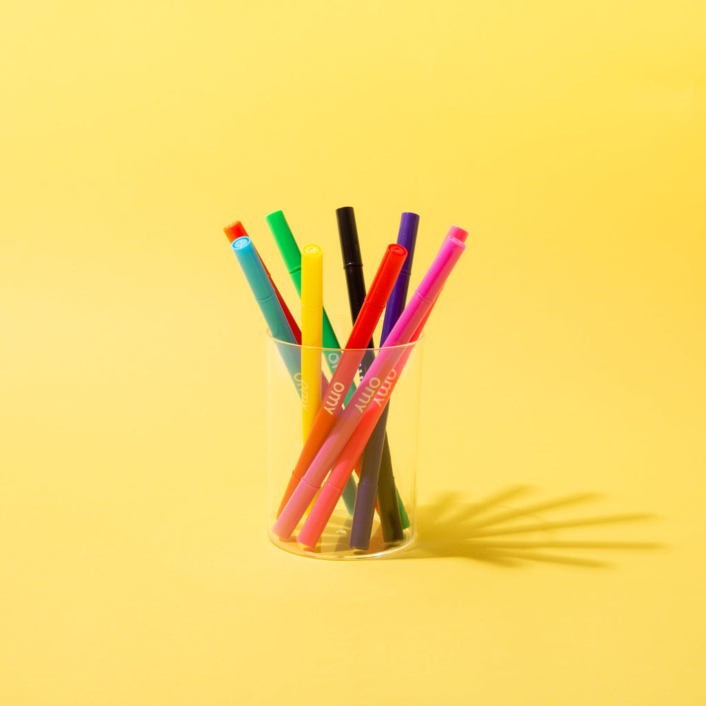 Feutres parfumés OMY dans un pot à crayons transparent – senteurs fruitées comme pomme, fraise, cerise, citron, orange, mûre, pêche, raisin et cola