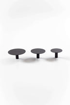 Drei moderne Wandhaken LOU in minimalistischer Formgebung auf weißem Hintergrund.