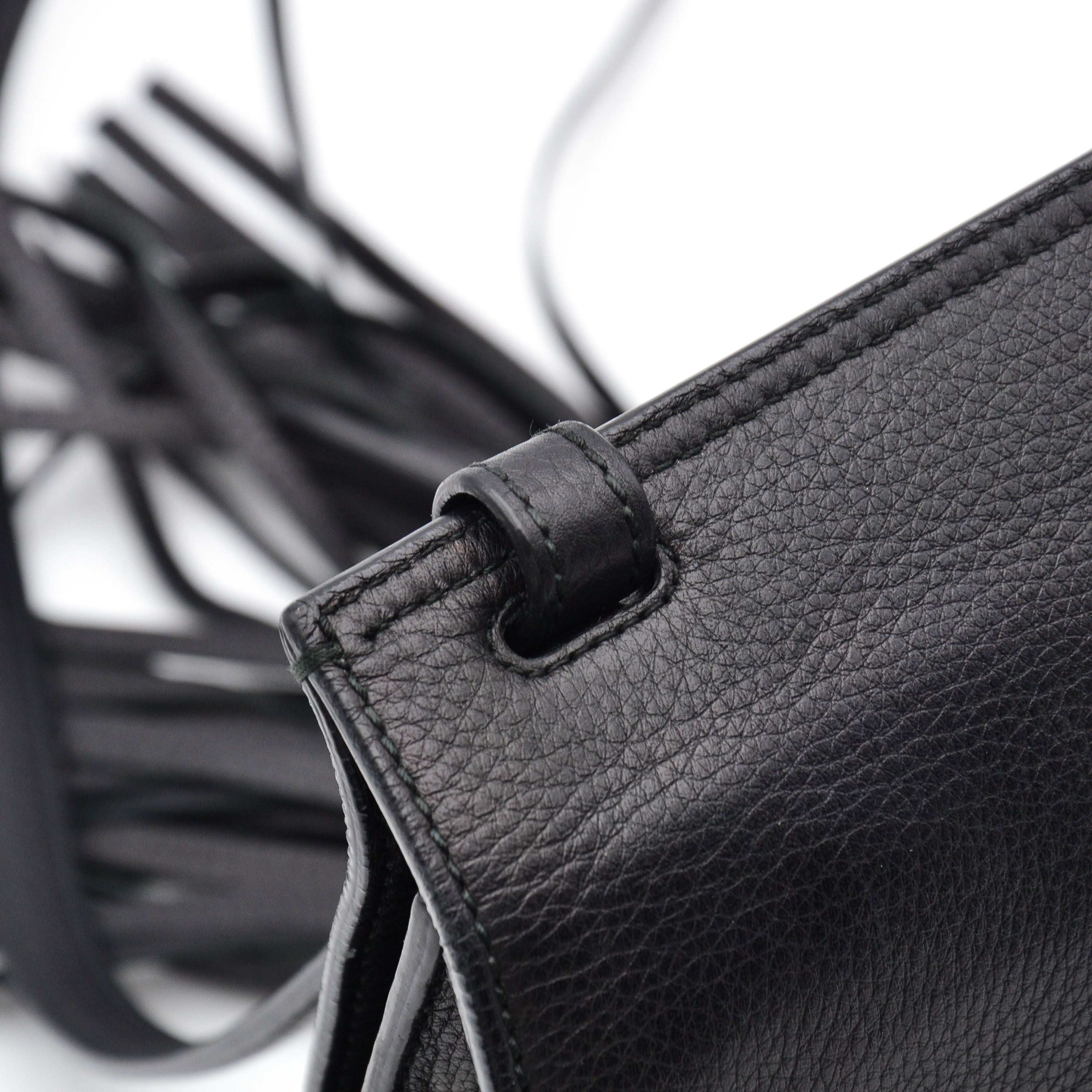 Gucci Daily Flap Cuir Grainé Noir — Pompon Bambou