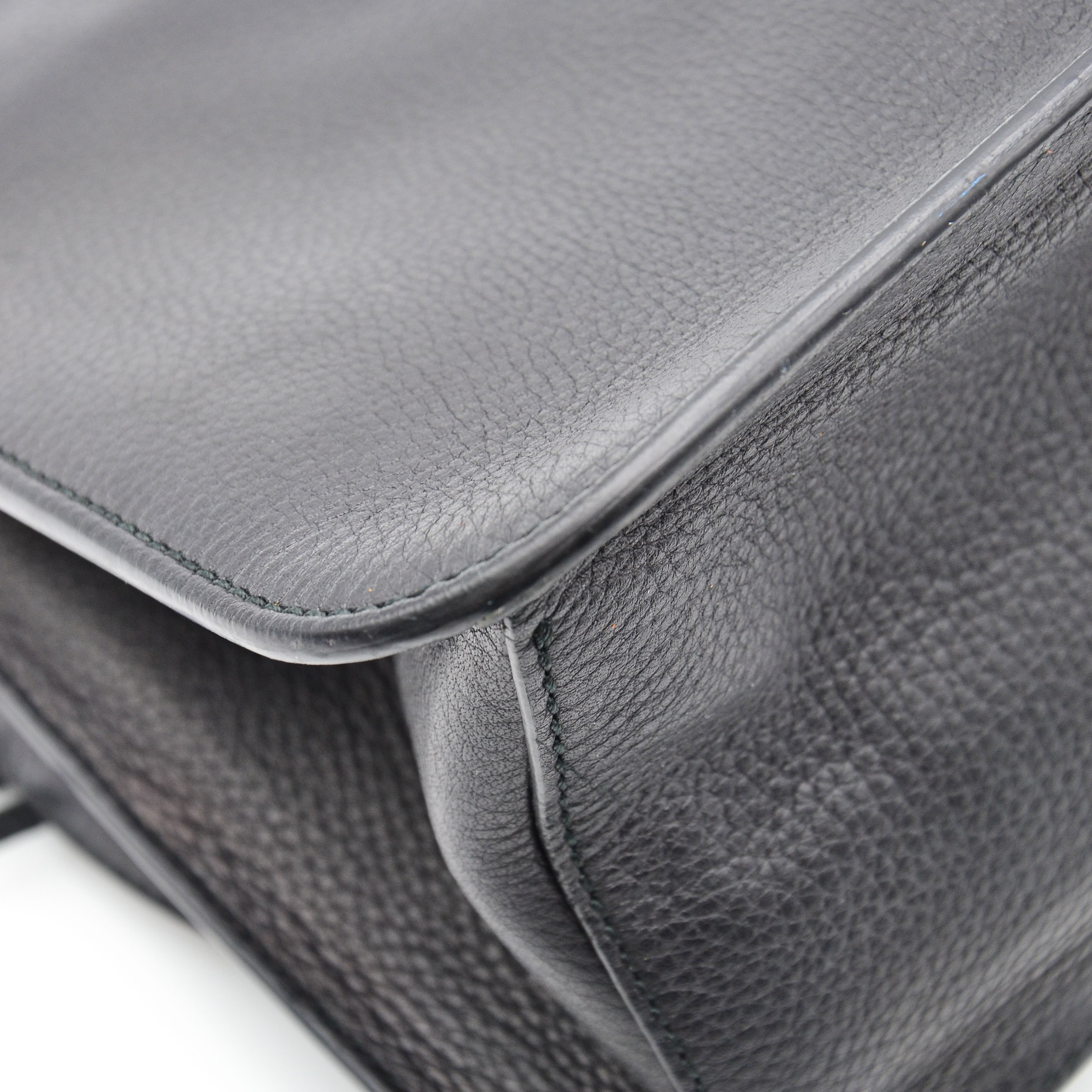 Gucci Daily Flap Cuir Grainé Noir — Pompon Bambou