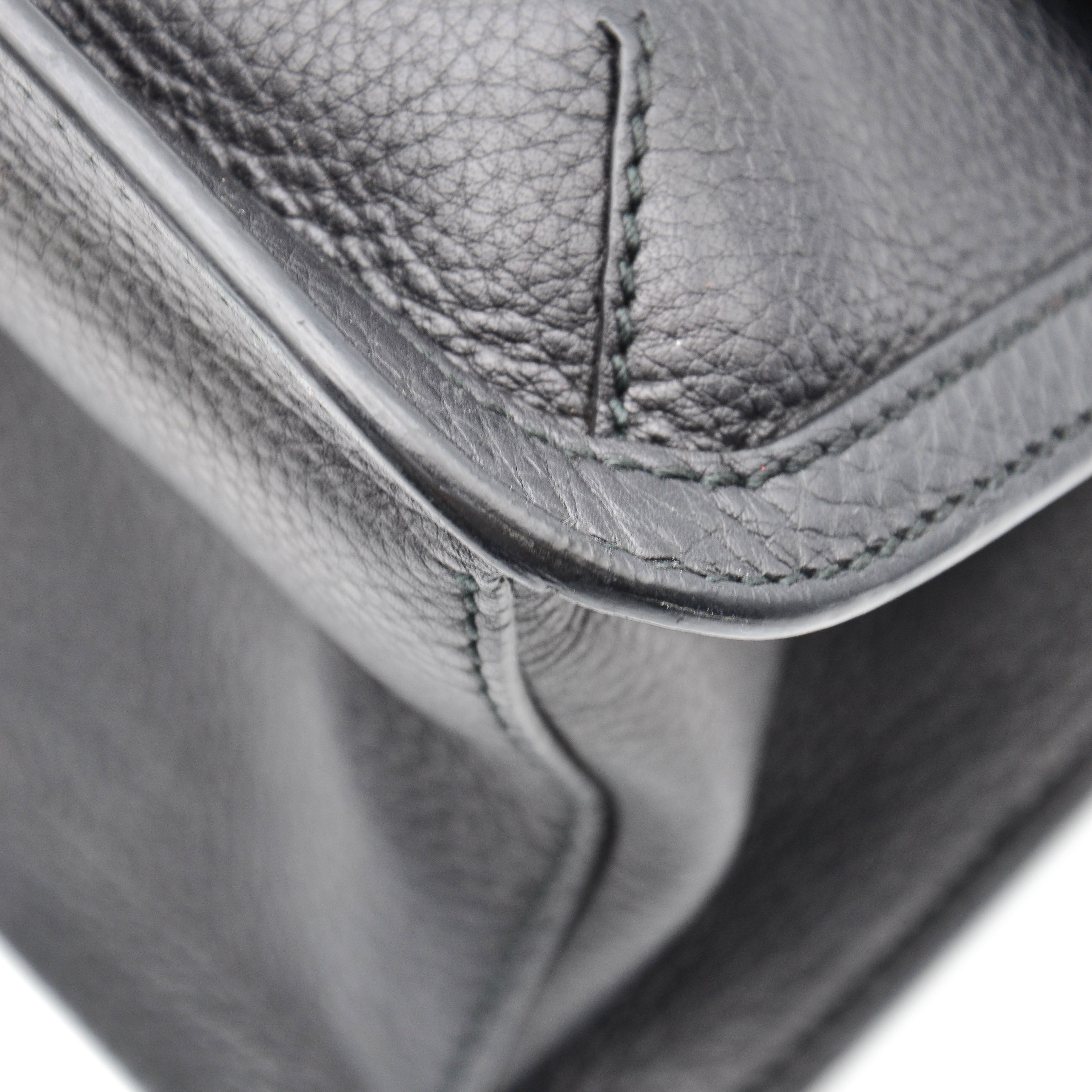 Gucci Daily Flap Cuir Grainé Noir — Pompon Bambou