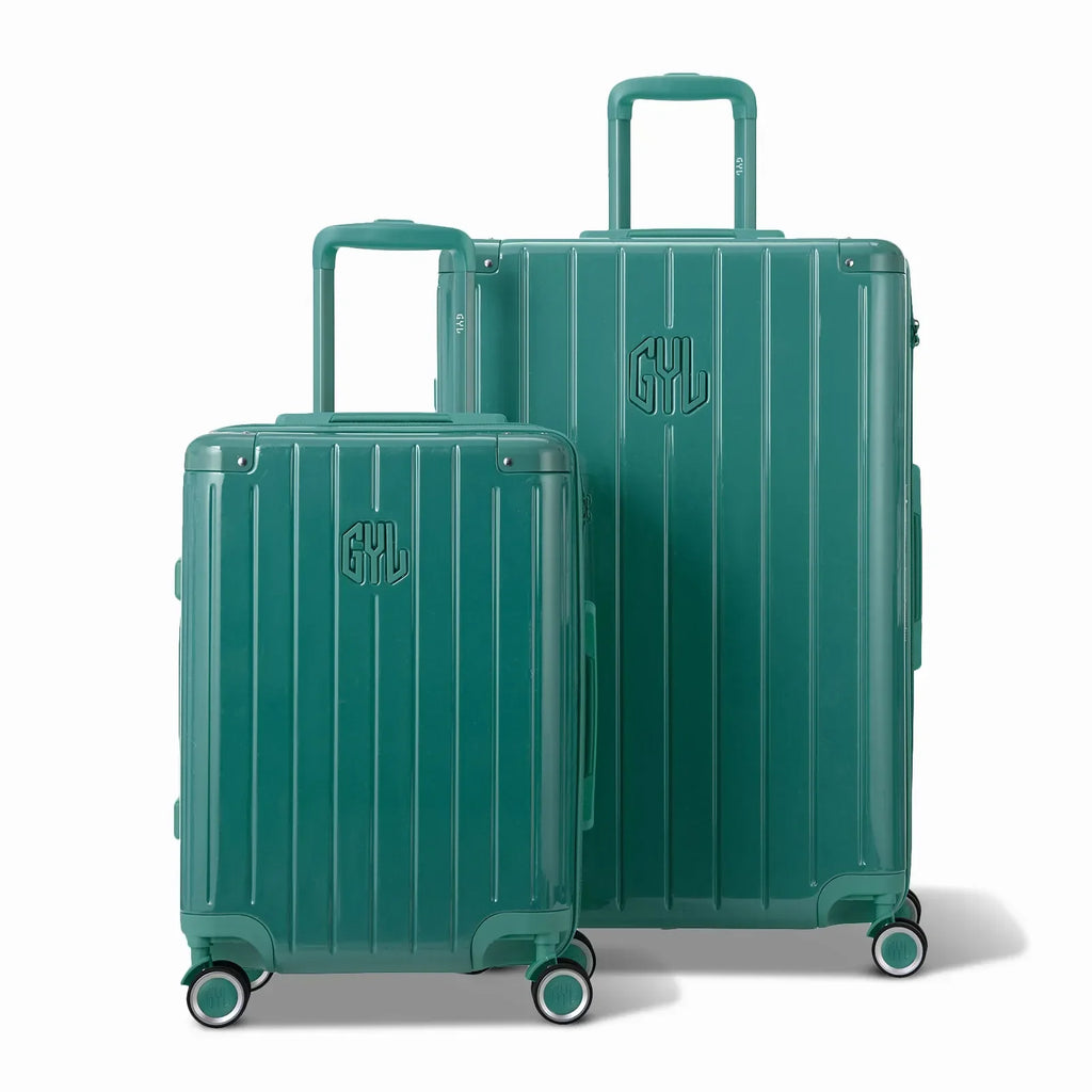 Deux valises rigides GYL Intemporelle vert d'eau, format cabine et soute, avec poignée trolley déployée. #couleur_vert