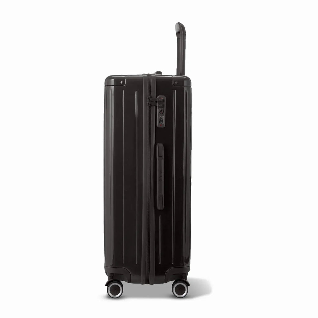 Vue latérale de la valise rigide GYL Intemporelle noir avec poignée télescopique et fermeture TSA. #couleur_noir