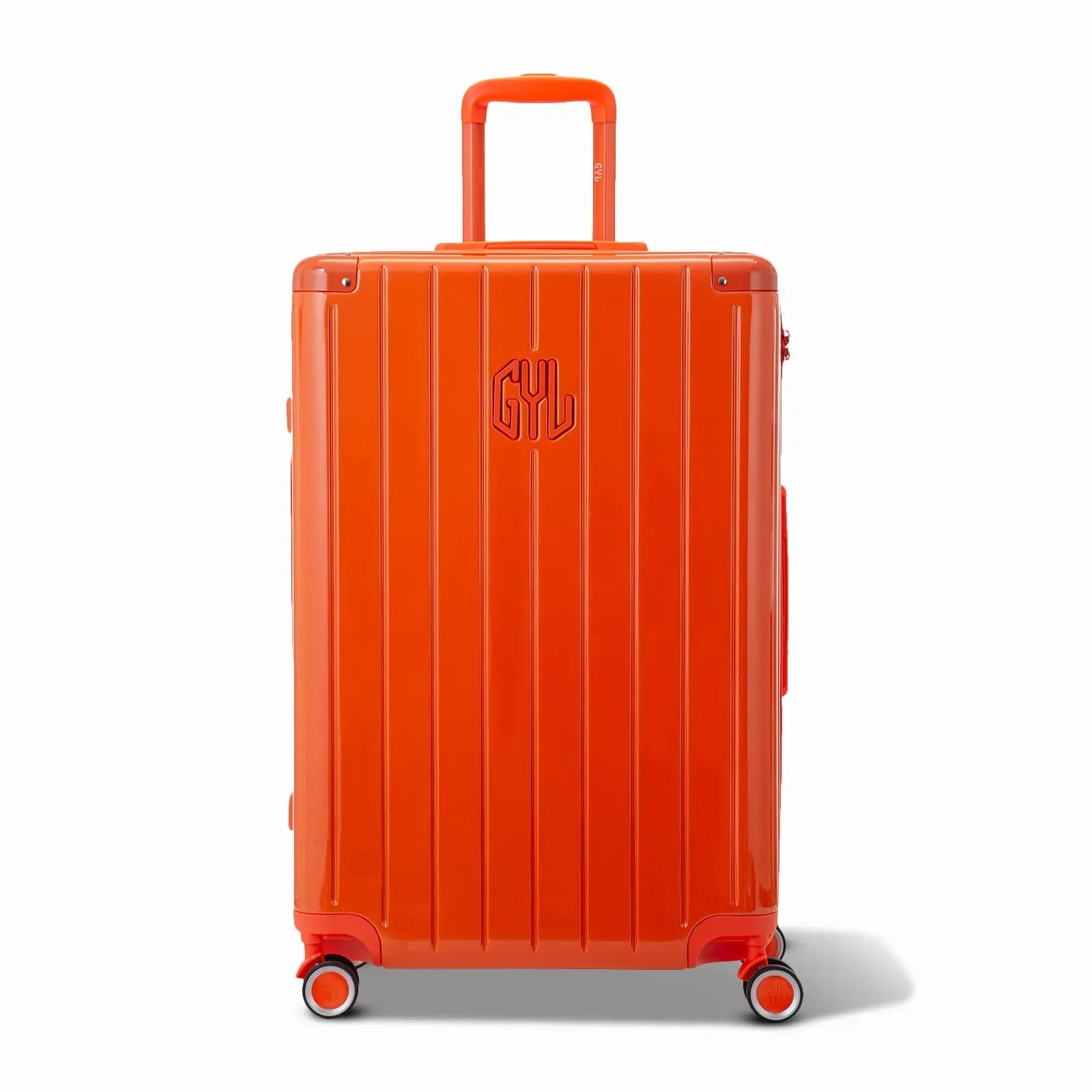 Vue avant de la valise rigide GYL Intemporelle orange, logo embossé et roulettes 360 degrés. #couleur_orange foncé