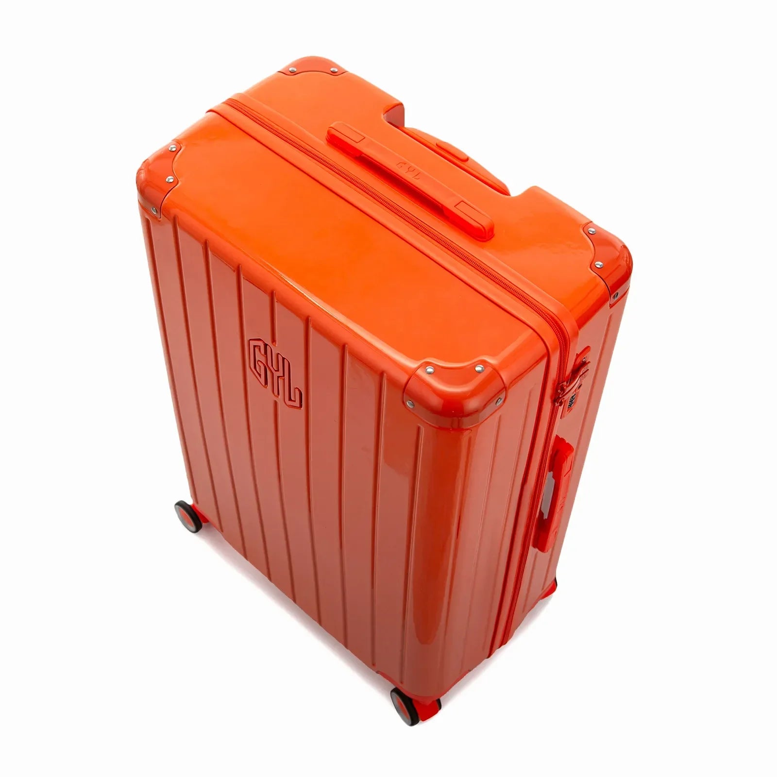 Vue en angle de la valise rigide GYL Intemporelle orange avec coins renforcés et coque nervurée brillante. #couleur_orange foncé