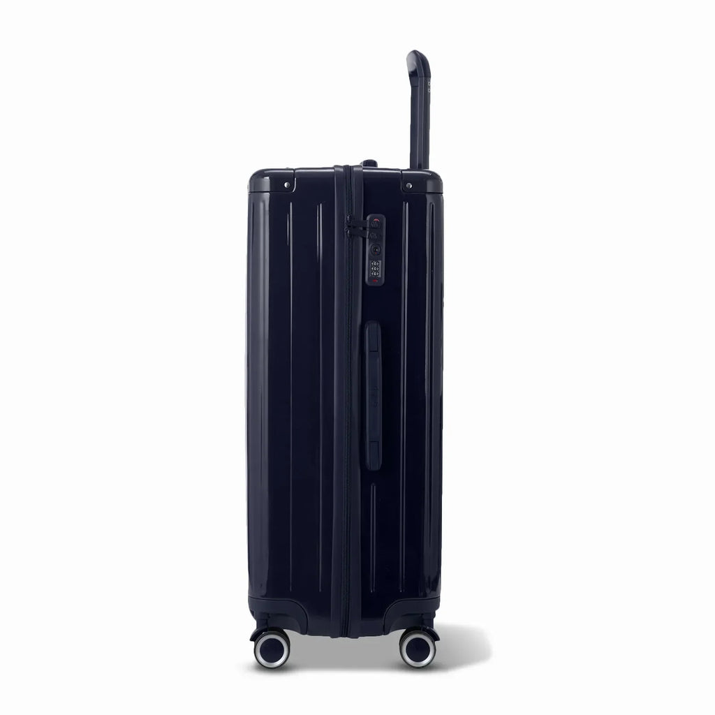 Vue latérale de la valise rigide GYL Intemporelle marine avec poignée télescopique et fermeture TSA. #couleur_marine